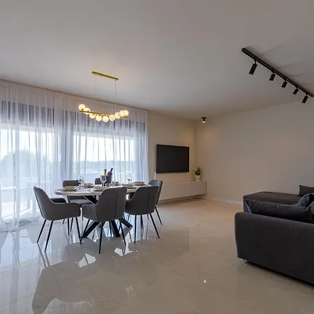 Panoramica W Balcony And Swimming Pool *